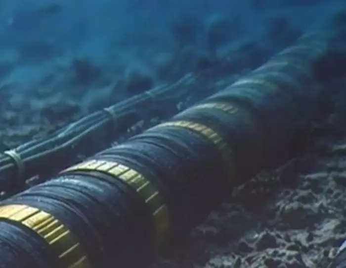 إيران تهدد بقطع خطوط الإنترنت العالمية عبر مضيق هرمز والعالم يترقب