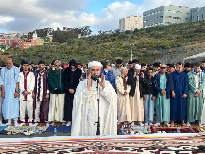 صلاة الجمعة تحت ضغط "الدوام" بإسبانيا وجدل حقوقي في سبتة يكشف هشاشة التوازن بين العمل والحرية الدينية