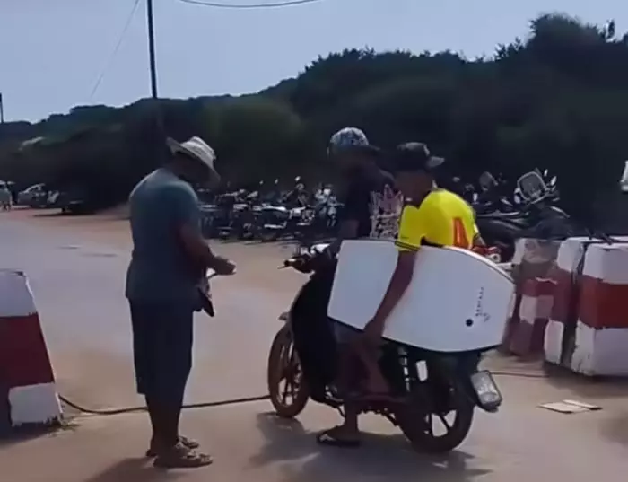 مافيا "شاطئ سيدي بوغابة": حاجز فوضوي وابتزاز يومي تحت أنظار السلطات