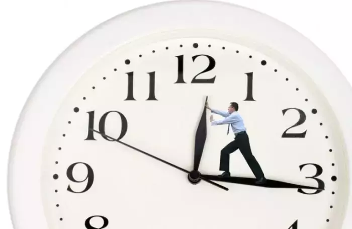 الساعة الإضافية تعود إلى الواجهة وجدل اجتماعي متجدد ومطالب متصاعدة بالإلغاء