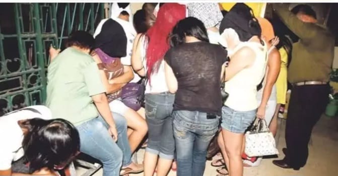 القصة الكاملة لوقوع السائح الامريكي الذي صور قاصرات ومتزوجات مغربيات في أوضاع حميمية فاضحة 