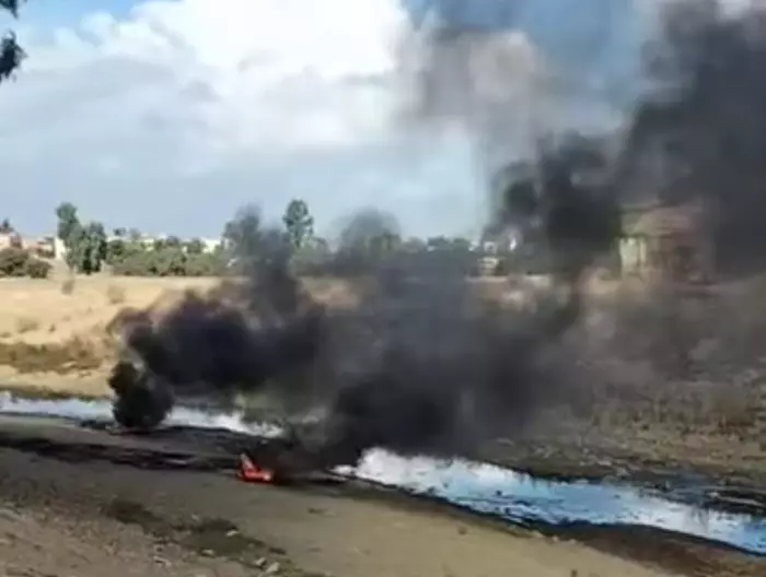 سموم العجلات المحروقة تخنق حي خريبكة وساكنة سيدي سليمان تستغيث بعامل الإقليم