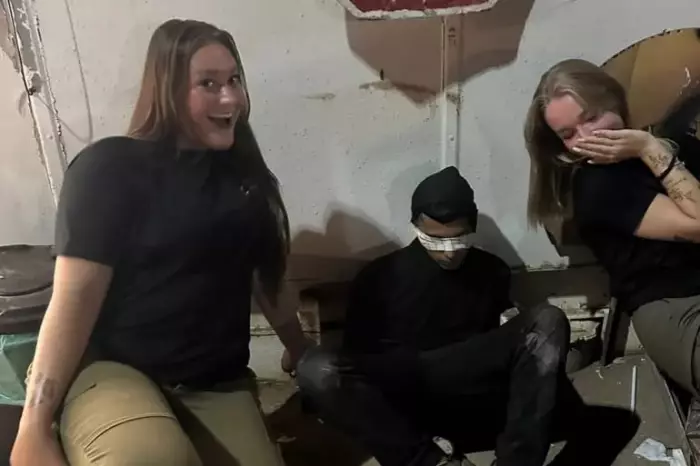 جدل كبير حول مجندة إسرائيلية  تفاخرت بنشر صورة لها مع أسير فلسطيني مقيد اليدين معصوب العينين 