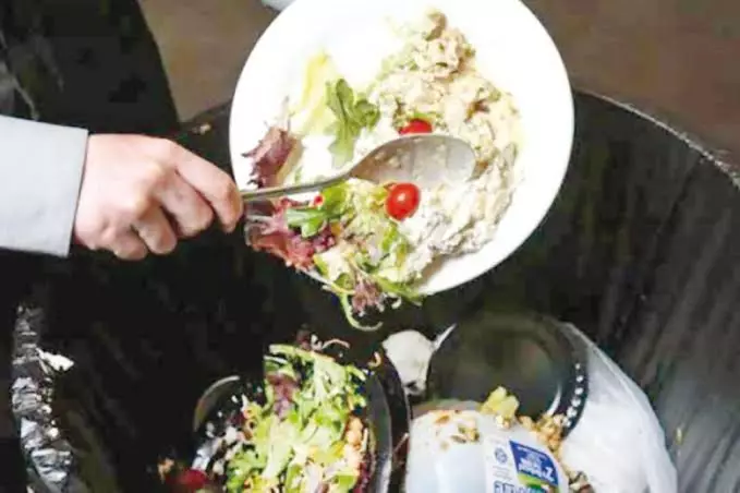 موائد تمتلئ وسلال قمامة تنتفخ..حين يتحول الطعام إلى ضحية التبذير