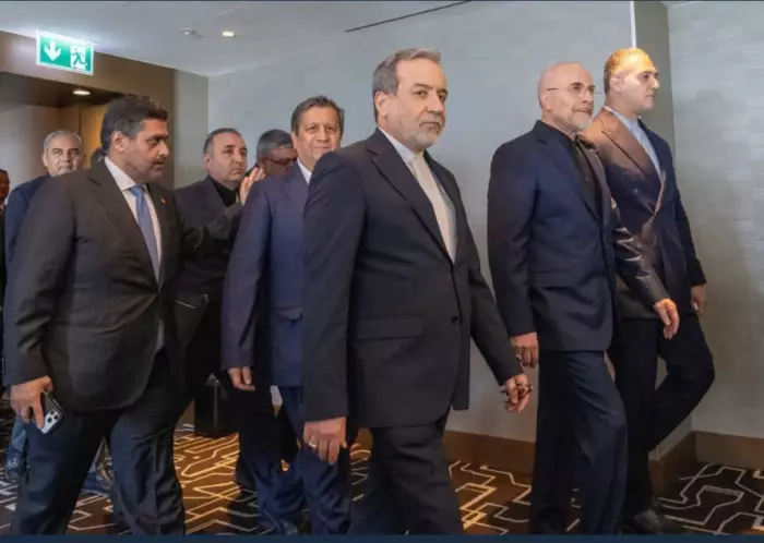 رفض المصافحة والصورة المشتركة يشعل أجواء المفاوضات بين طهران وواشنطن منذ اللحظة الأولى