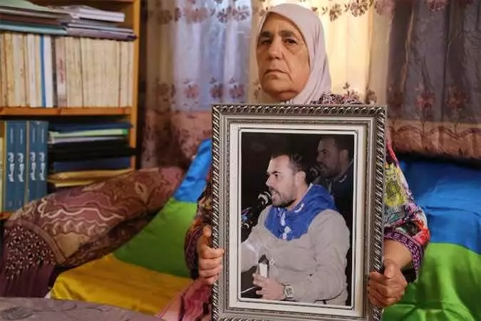 في رسالة مؤثرة من خلف القضبان الزفزافي مخاطبا والدته:أعدي كفنك ولا تبارحيه فنحن لا نخشى الموت ولا السجون فلقد ولدنا لنستشهد في سبيل مصلحة الوطن(النص الكامل للرسالة)
