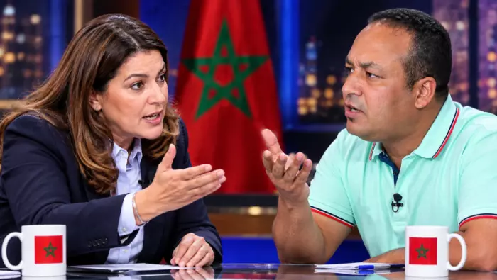 فاطمة الزهراء المنصوري..حين ترتدين القفطان المغربي وتخاطبين الروس والأفارقة بلغة المستعمر، فأي هوية تمثلين؟