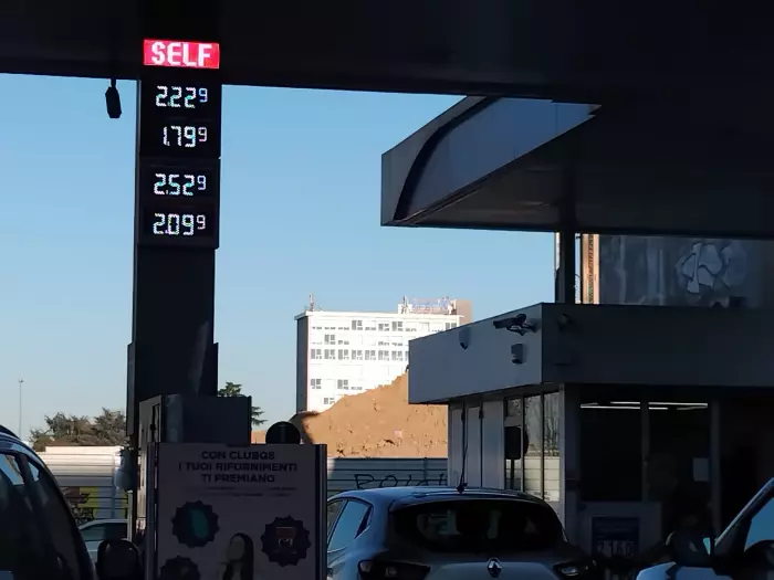 ارتفاع أسعار المحروقات في إيطاليا يفاقم أزمة المعيشة ويثير غضب المواطنين