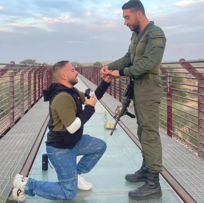 جندي إسرائيلي يترك سلاحه لعناق زوجه على الحدود وصورة تفضح وهم القوة