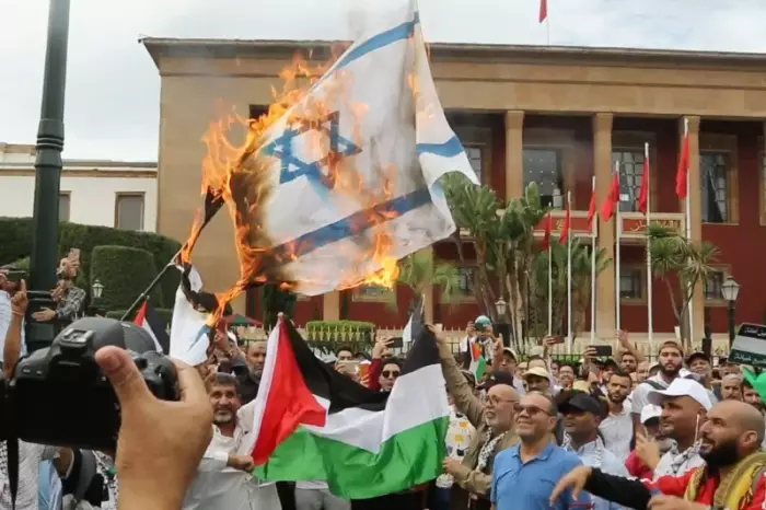 سابقة صادمة في الرباط وشكاية قضائية ضد حرق علم إسرائيل ومناهضي التطبيع تُفجّر  الجدل