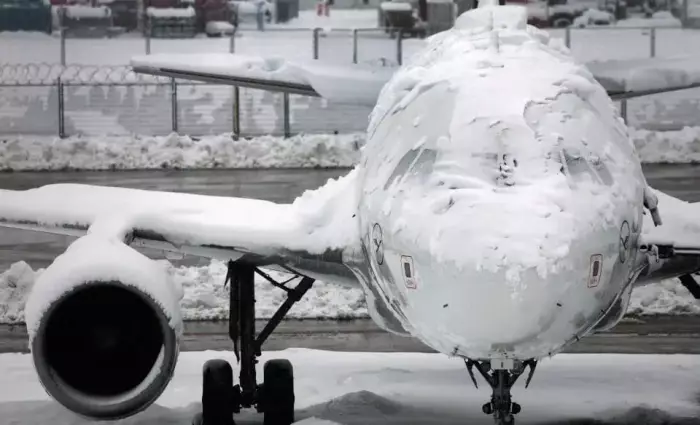 عاصفة ثلجية تشل سماء أمريكا وتكبد الاقتصاد خسائر بمليارات الدولارات