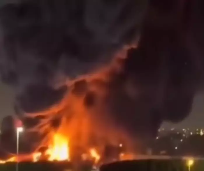 بالفيديو:مشاهد من حريق يلتهم ميناء جبل علي في الكويت بسبب سقوط صاروخ إيراني