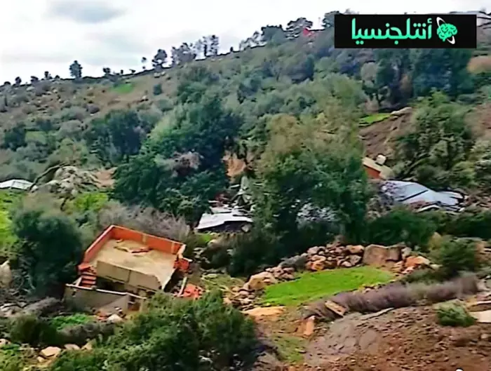 كارثة تهز  "أغبالو" بإقليم شفشاون والأرض تبتلع 20 بيت دفعة واحدة