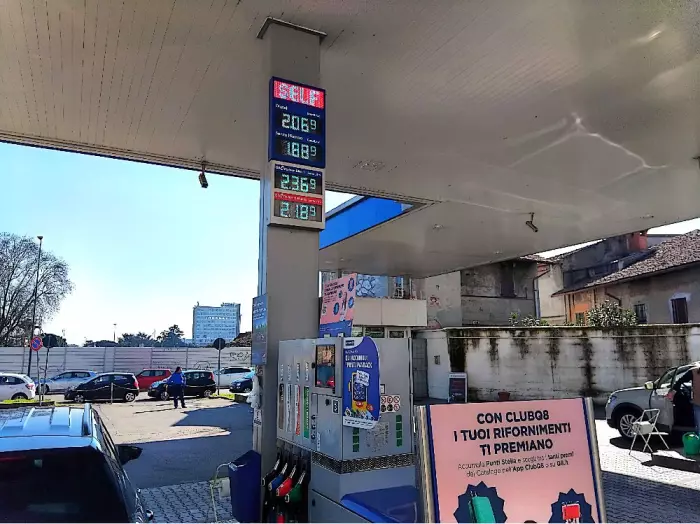 صدمة في إيطاليا قفزة قياسية في أسعار البنزين والديزل بعد توتر مضيق هرمز