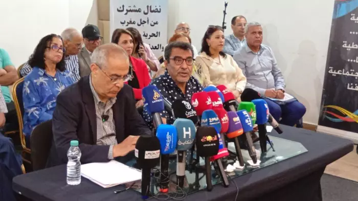 الملكية البرلمانية تعود إلى الواجهة وجزء من اليسار المغربي يُوحد صفوفه ويُطلق معركة سياسية جديدة ضد التشتت والفساد