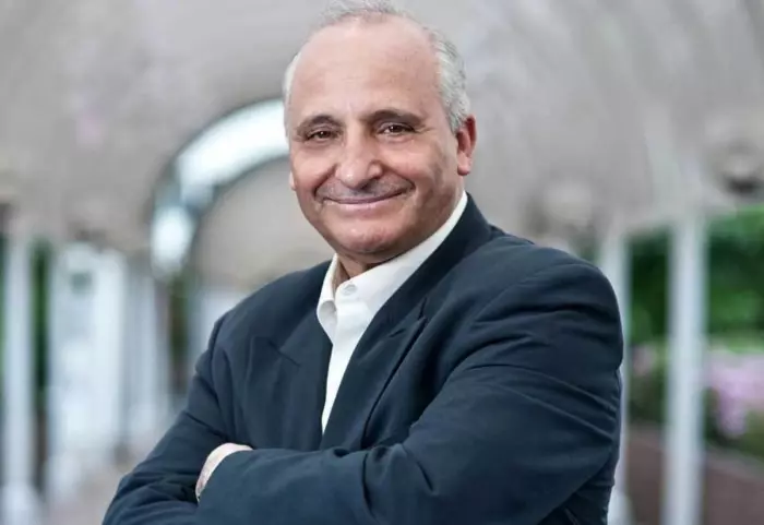 العالم المغربي "رشيد اليزمي" يفجر مفاجأة علمية بأمريكا اختراع ثوري ينقذ الأرواح من انفجارات البطاريات