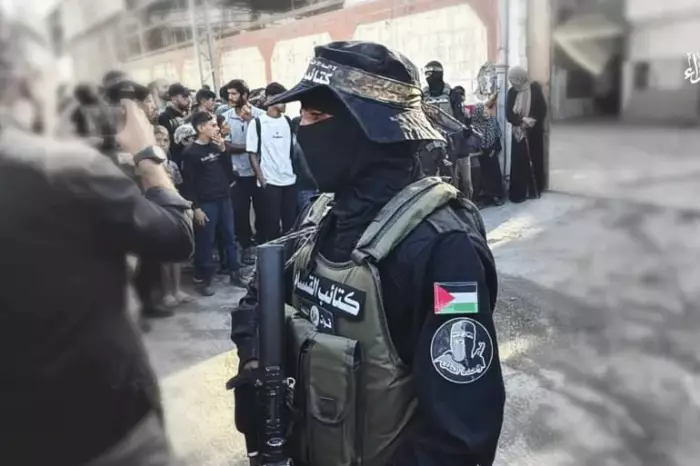 تحية كتائب القسام لوحدة الظل.. الجنود المجهولون الذين حرسوا الأسرى الإسرائيليين في قلب غزة