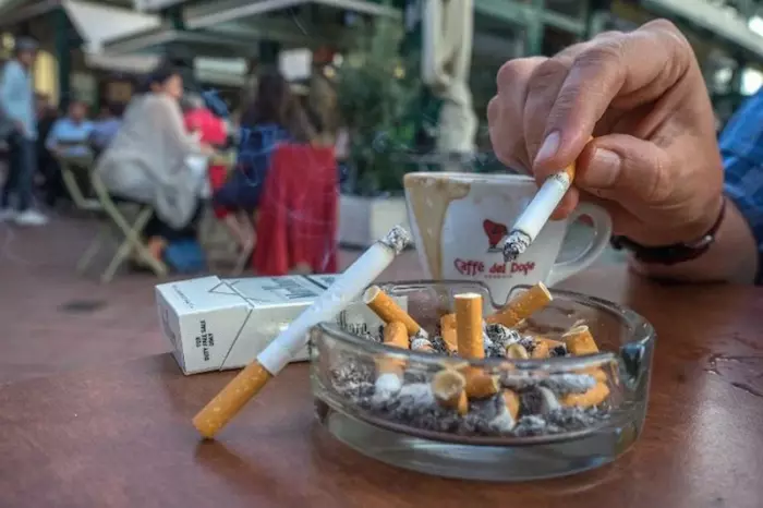 غرامات قاسية تهدد المدخنين في المقاهي..هل هي نهاية "السيجارة مع القهوة" في المغرب؟