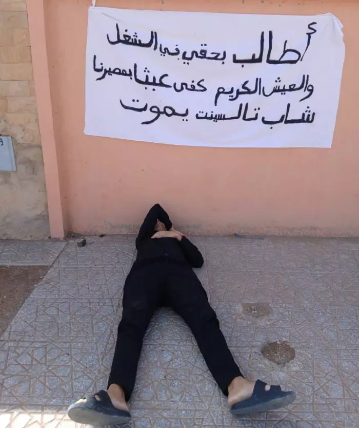 محمد يعلن اعتصامًا مفتوحًا أمام دائرة تالسينت للمطالبة بحقه في الشغل