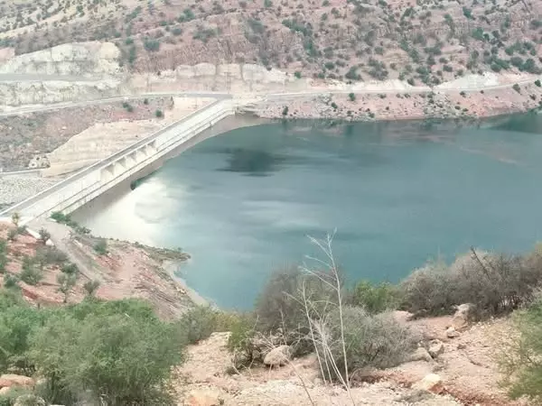 المغرب يراهن على «الشمس فوق الماء» لإنتاج الكهرباء وحماية مياه 12 سداً