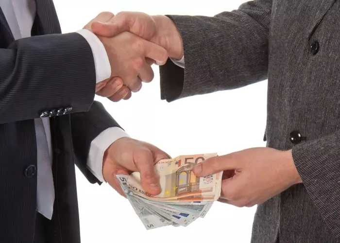 المواطن المغربي بين الرشوة وسوء الخدمات والإدارات تنهك المواطن والوساطة تسيطر على المعاملات