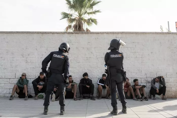 إسبانيا تشدد إجراءاتها الأمنية والعسكرية في سبتة وسط انتقادات حقوقية واسعة