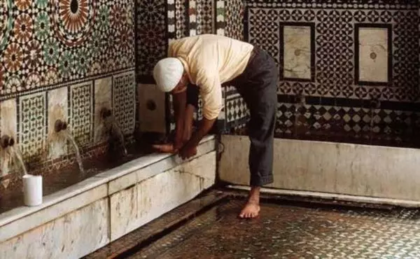  "جمعة الطهارة" كيف يغسلك الماء من الذنوب قبل أن يطهّرك من الأوساخ؟