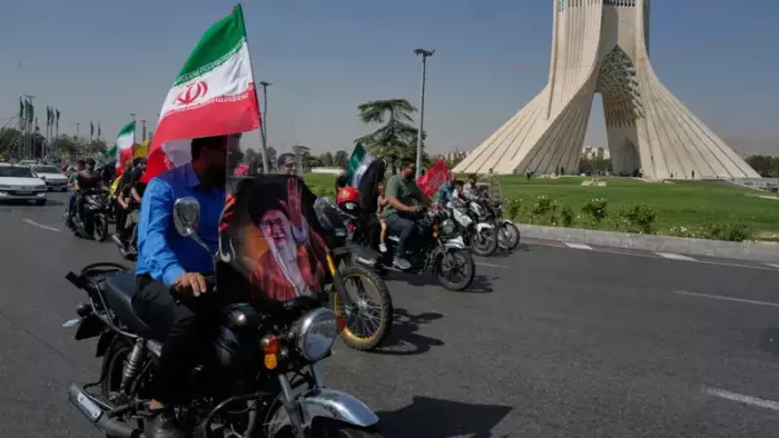 طهران تتحدى واشنطن: إيران تتأهب لمواجهة جديدة ومصير مضيق هرمز يزداد غموضا