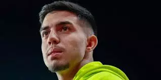 الدولي المغربي إلياس أخوماش يطوي صفحة رايو فاييكانو ويترك الجماهير في صدمة وترقب