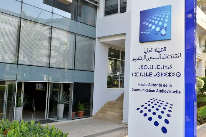 الهاكا تدخل الانتخابات من بوابة الأمازيغية وتعلن تحولاً لافتاً في قواعد اللعبة الإعلامية