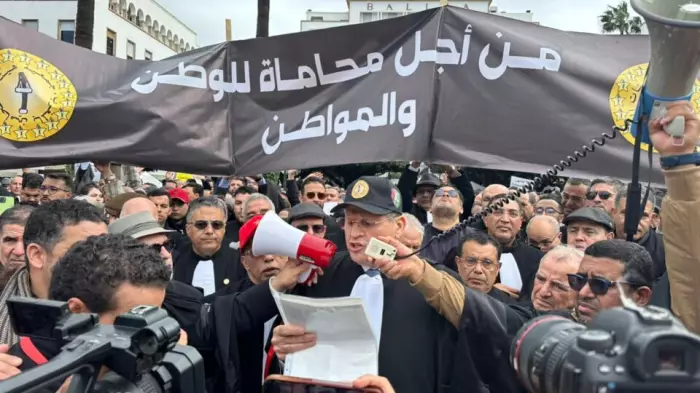 "العدالة للأغنياء فقط؟" بالمغرب وقانون المحاماة الجديد يُفجّر الغضب ويُثير مخاوف من تحويل المحاكم إلى فضاء مغلق أمام الفقراء والمقاولات الصغرى