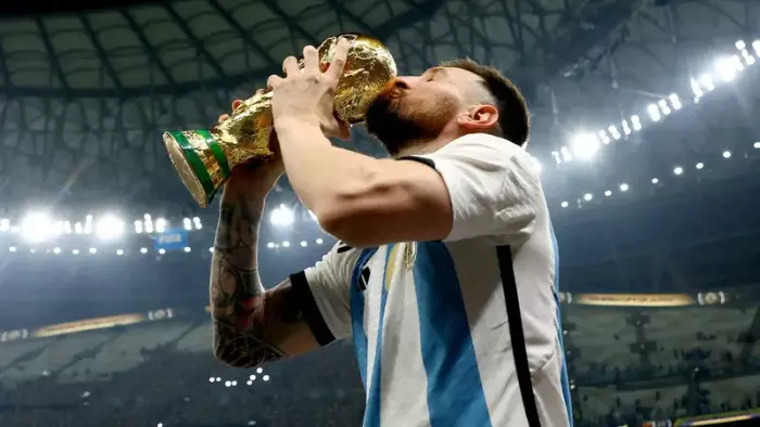 ميسي يهز ملاعب الأرجنتين بعد اعتزاله دولياً.. دقيقة صمت كروية تكريماً للأسطورة