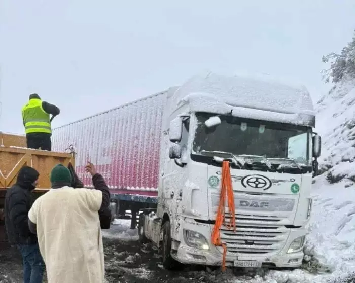 الثلوج تطوق جبال الحسيمة وهذه الطرق متوقفة