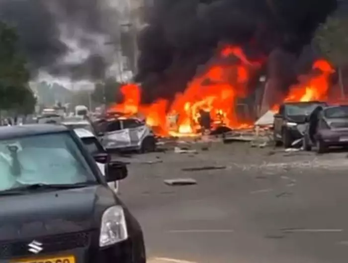 صاروخ إيراني يهز بئر السبع فجر الجمعة.. حرائق تشتعل و30 مصابًا حسب رواية الاحتلال