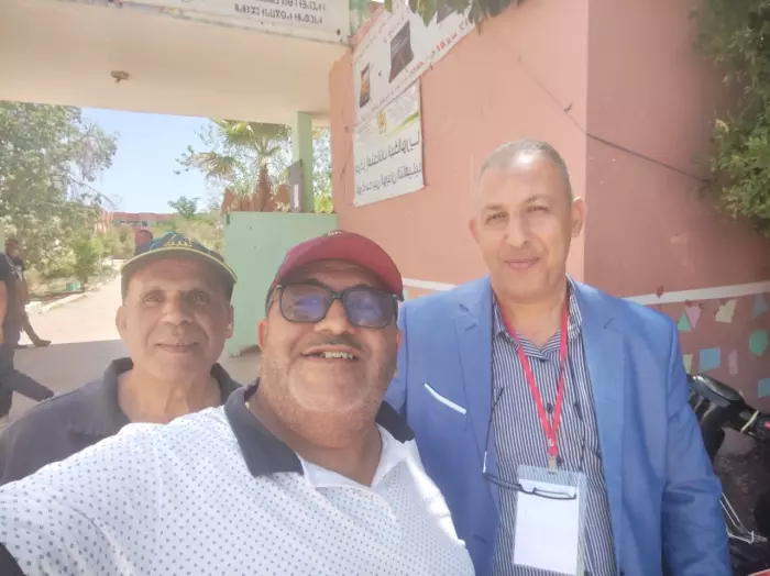 فريق التطوع بأفورار يسلم إدارة ثانوية سد بين الويدان التأهيلية قارورات ماء و ثمور تزامنا مع امتحانات البكالوريا 