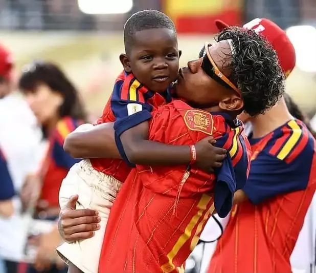 هكذا خطف الشقيق الأصغر الأضواء من اللاعب  يامال وكان نجم التتويج بامتياز وهز المنصات الاجتماعية 