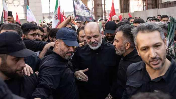 ملايين في الشوارع ورسائل إلى العالم وجنازة خامنئي تتحول إلى استعراض قوة واختبار لمستقبل إيران