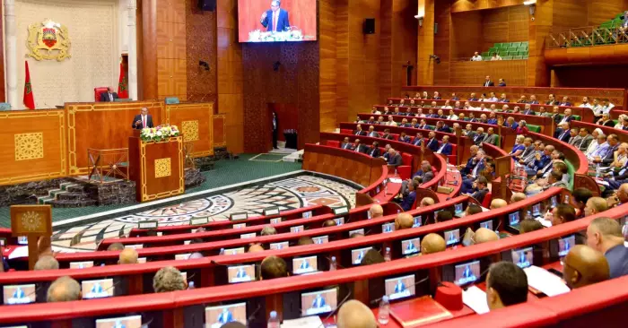 مجلس المستشارين يُمرّر قانون الصحافة في عزلة سياسية ونقابية