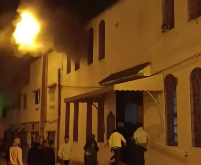 ألسنة النار تقتحم جناح النساء بمسجد التضامن فجراً بسيدي يحيى الغرب