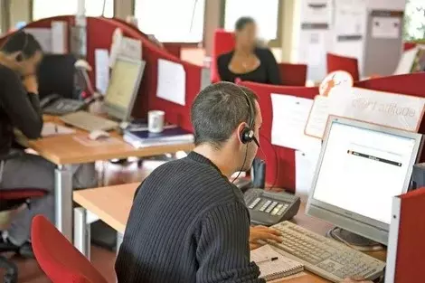 قنبلة اجتماعية تلوح في الأفق وقانون فرنسي يُهدد عشرات آلاف الوظائف في مراكز النداء بالمغرب