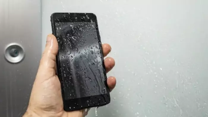 هاتفك قد يتضرر داخل الحمام رغم تصنيف IP68.. البخار أخطر مما تتوقع