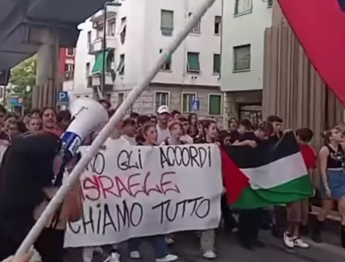 شباب الجامعات يهزون الشوارع إيطاليا بهتافاتهلم دعما فلسطين