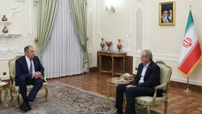 طهران تفتح باب الحوار مع دول المنطقة وبزشكيان يراهن على الدبلوماسية لتعزيز الاستقرار والتعاون الاقتصادي
