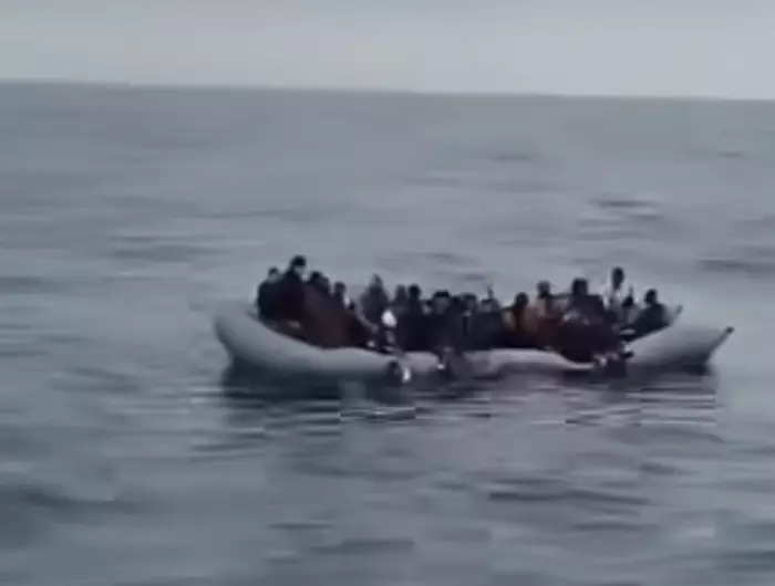 بالفيديو:بحارة يقومون بعملية إنقاذ أزيد من 30 مهاجر في عرض سواحل طانطان المغربية