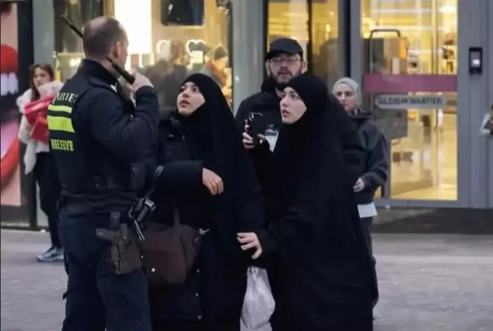 هذه آخر مستجدات حادث اعتداء شرطي على سيدتين محجبتين وهولندا على صفيح ساخن 