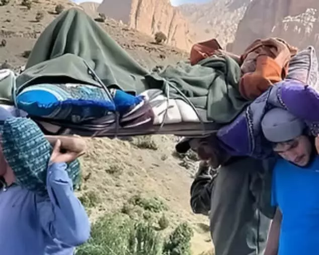 مغربي حي يُنقل على نعش خشب في صورة صادمة تكشف انهيار الصحة بأزيلال