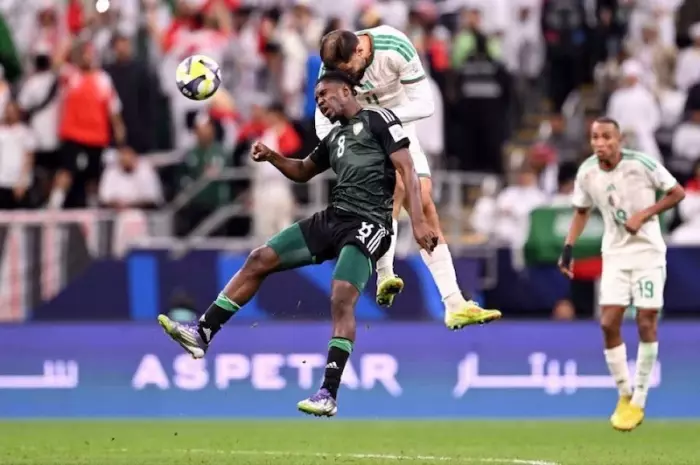 الإمارات تنتزع بطاقة نصف النهائي وتضرب موعداً مع المغرب بعد فوز مثير على الجزائر