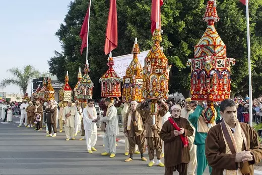موكب الشموع يضيء سماء سلا ويعيد إحياء واحد من أعرق التقاليد المغربية