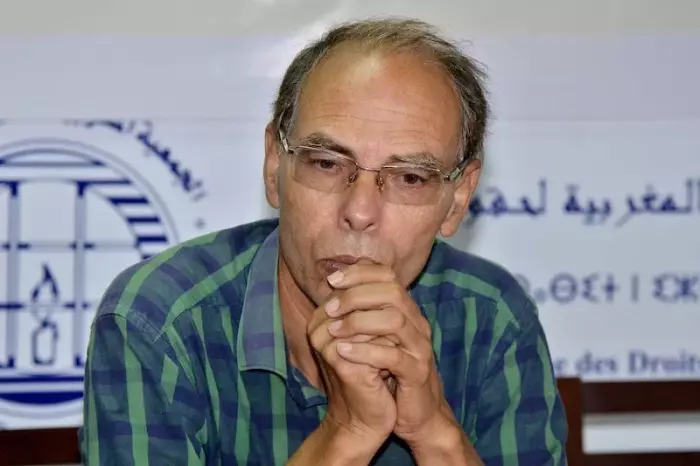 معطي منجب يتحدّى المنع والقيود وملف حقوقي مشتعل يكشف صراعاً مفتوحاً حول حرية التعبير وحدود الدولة