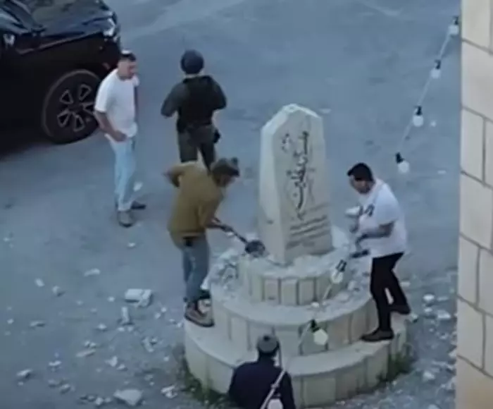 عضو كنيست إسرائيلي يحطم نصب الشهداء في مادما تحت حماية الجيش